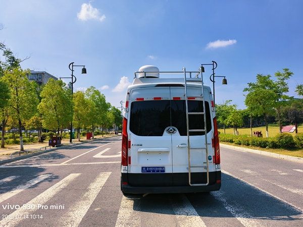 Vehicle-mounted low-altitude drone defense command vehicle