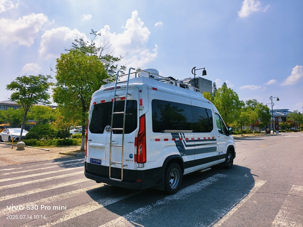 Vehicle-mounted low-altitude drone defense command vehicle