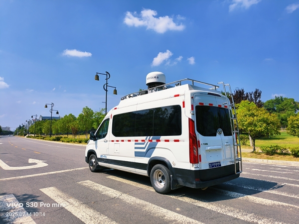 Vehicle-mounted low-altitude drone defense command vehicle