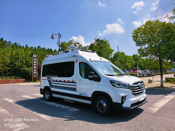 Vehicle-mounted low-altitude drone defense command vehicle