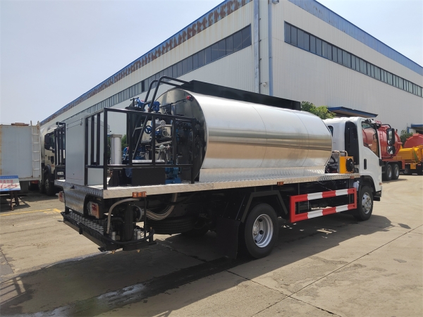 DongFeng 4x2 6cbm Asphalt Distributor Road Maintenance Truck