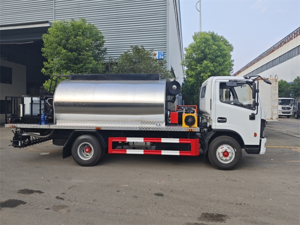 DongFeng 4x2 6cbm Asphalt Distributor Road Maintenance Truck
