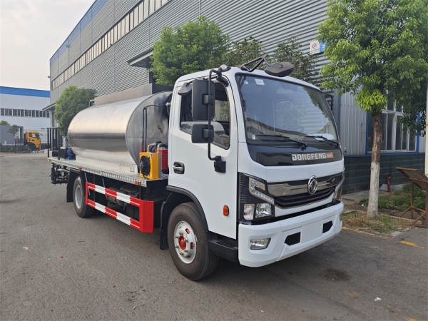 DongFeng 4x2 6cbm Asphalt Distributor Road Maintenance Truck