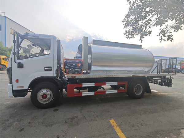 DongFeng 4x2 6cbm Asphalt Distributor Road Maintenance Truck