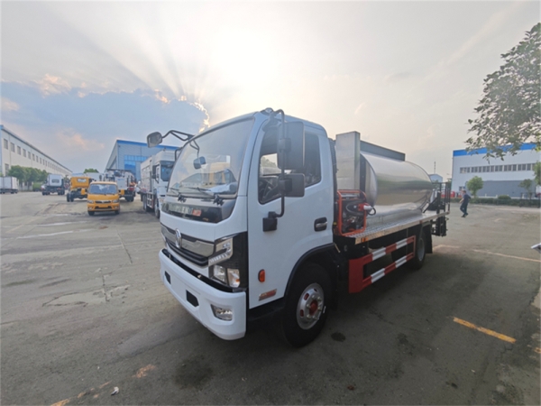 DongFeng 4x2 6cbm Asphalt Distributor Road Maintenance Truck