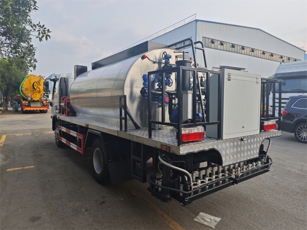 DongFeng 4x2 6cbm Asphalt Distributor Road Maintenance Truck